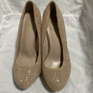 Like new shoe dazzle almond toe heels with platform